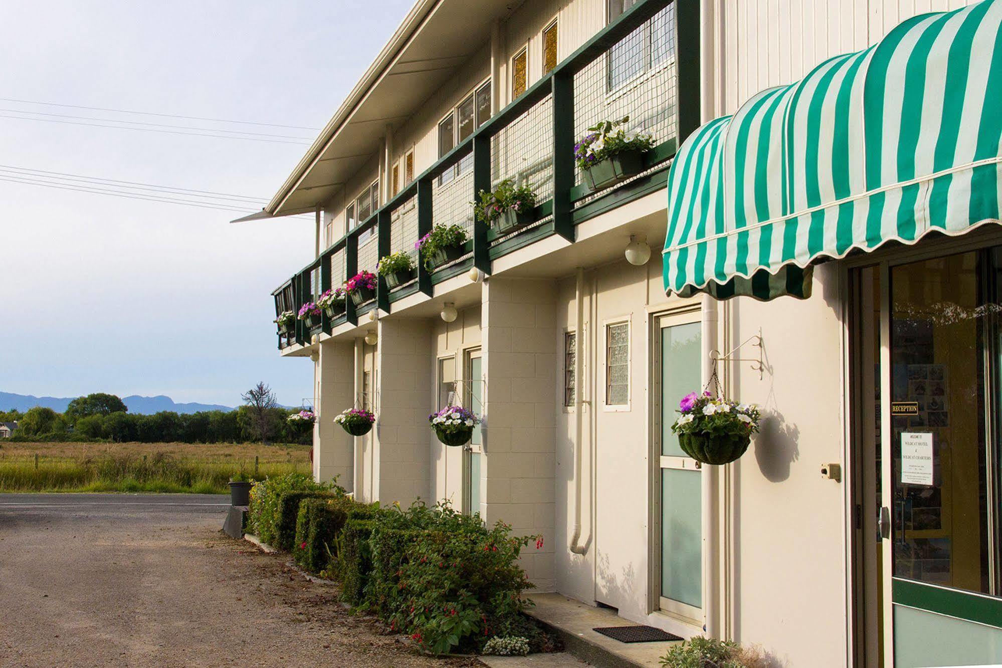Apartments On Abel Takaka Exterior photo